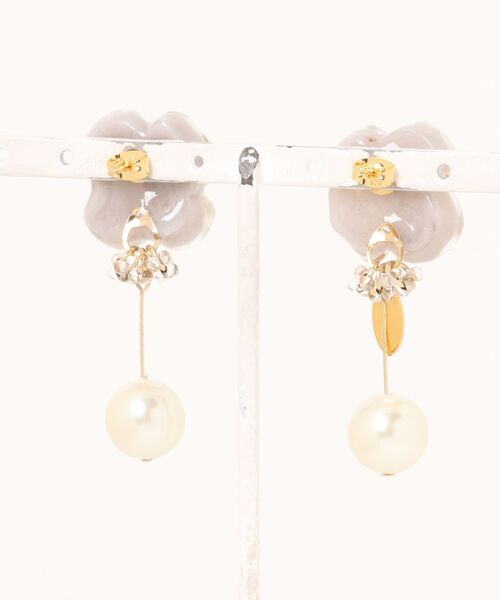 tone(トーン)の「【YM】花とシルキーパール 大人可愛いピアス サージカルステンレス(MA)(ピアス(両耳用)・レディース・ゴールド・FREE)」の3枚目の写真
