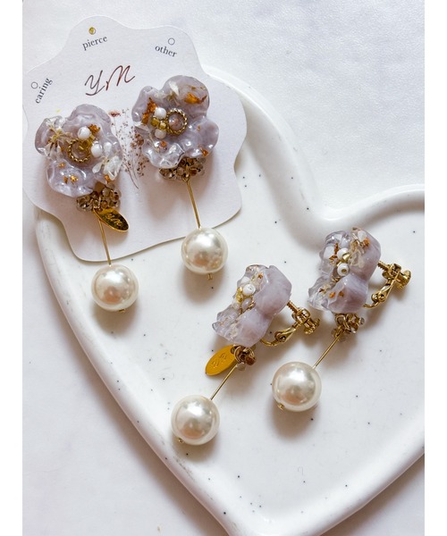tone(トーン)の「【YM】花とシルキーパール 大人可愛いピアス サージカルステンレス(MA)(ピアス(両耳用)・レディース・ゴールド・FREE)」の2枚目の写真