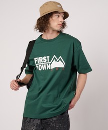 FIRST DOWN（ファーストダウン）の「プリントロゴ ショートスリーブ Tシャツ（Tシャツ/カットソー）」
