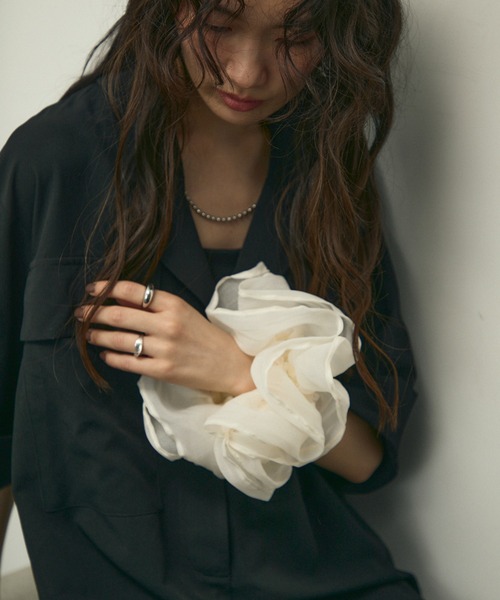 Lutim by u（ルチバイユー）の「Organdie Big Frilled Scrunchie / オーガンジービッグフリルシュシュ（シュシュ・レディース・ブラック/ホワイト・FREE）」の2枚目の写真