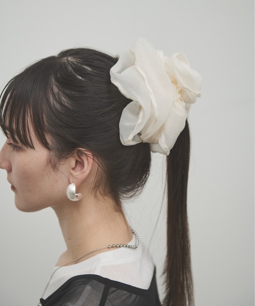 Lutim by u（ルチバイユー）の「Organdie Big Frilled Scrunchie / オーガンジービッグフリルシュシュ（シュシュ・レディース・ブラック/ホワイト・FREE）」の5枚目の写真
