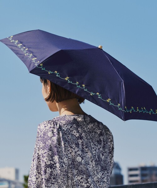 Afternoon Tea（アフタヌーンティー）の「小花刺繍晴雨兼用折りたたみ傘 日傘（折りたたみ傘・レディース・ブラック/ネイビー・ONE SIZE）」の3枚目の写真