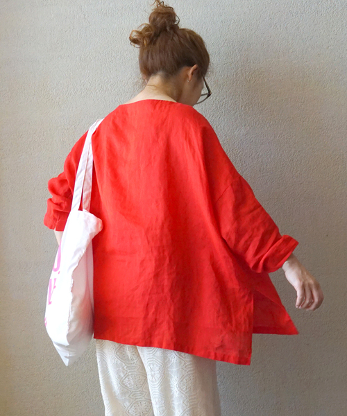 JOURNAL STANDARD LUXE(ジャーナルスタンダード ラックス)の「エアリーリネンボートネックブラウス(シャツ/ブラウス・レディース・ブルー/レッド/ブラウン/スカイブルー・FREE)」の4枚目の写真