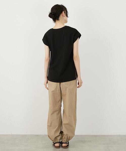 MELROSE claire(メルローズ クレール)の「ロゴノースリーブTシャツ(Tシャツ/カットソー・レディース・グレイッシュベージュ/ブラック/ホワイト・FREE)」の6枚目の写真