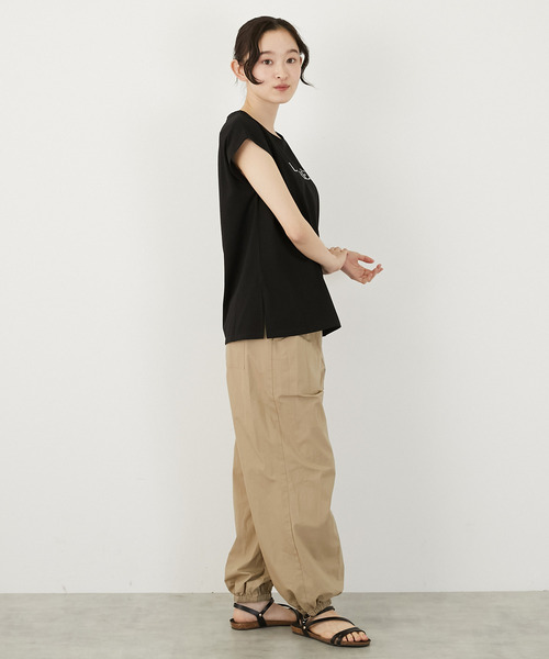 MELROSE claire(メルローズ クレール)の「ロゴノースリーブTシャツ(Tシャツ/カットソー・レディース・グレイッシュベージュ/ブラック/ホワイト・FREE)」の5枚目の写真