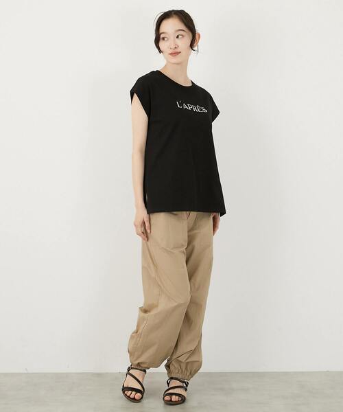 MELROSE claire(メルローズ クレール)の「ロゴノースリーブTシャツ(Tシャツ/カットソー・レディース・グレイッシュベージュ/ブラック/ホワイト・FREE)」の4枚目の写真