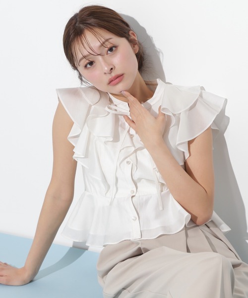 JILL by JILL STUART（ジルバイジルスチュアート）の「ペプラムラッフルブラウス（シャツ/ブラウス・レディース・ライトグリーン/ホワイト/ピンク・FREE）」の2枚目の写真