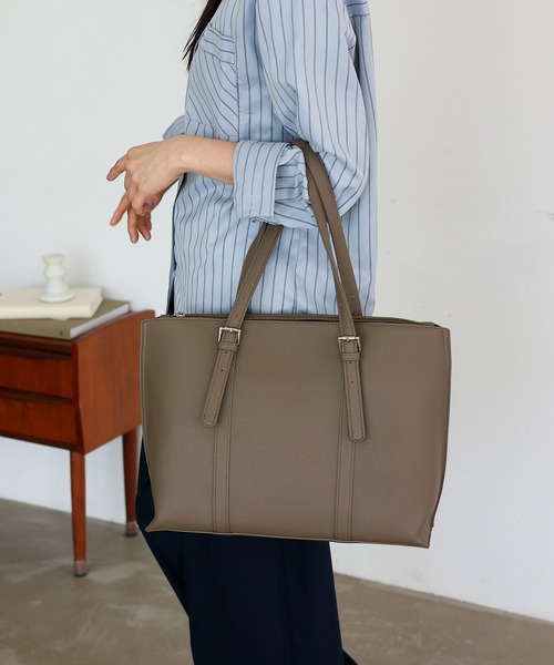 VitaFelice（ヴィータフェリーチェ）の「ベルトハンドルトートバッグ ステッチ A4 通勤トート（トートバッグ・レディース・ベージュ系/ブラック×ホワイト/ブラック・FREE）」の15枚目の写真