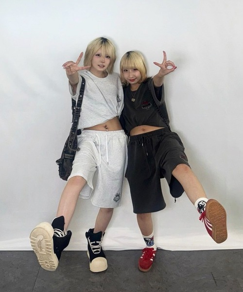 ATMARK（アットマーク）の「《2サイズ展開　/　UNISEX　》ATMARK トライバル クラウンロゴ Tee Tシャツ　セットアップ可能（Tシャツ/カットソー・レディース・ホワイト/チャコールグレー・MEDIUM/LARGE）」の4枚目の写真