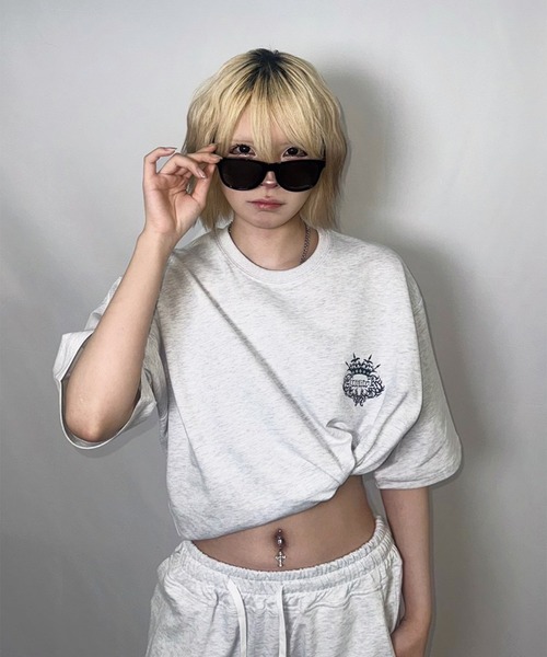 ATMARK（アットマーク）の「《2サイズ展開　/　UNISEX　》ATMARK トライバル クラウンロゴ Tee Tシャツ　セットアップ可能（Tシャツ/カットソー・レディース・ホワイト/チャコールグレー・MEDIUM/LARGE）」の9枚目の写真