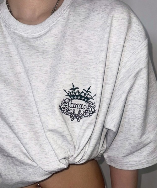 ATMARK（アットマーク）の「《2サイズ展開　/　UNISEX　》ATMARK トライバル クラウンロゴ Tee Tシャツ　セットアップ可能（Tシャツ/カットソー・レディース・ホワイト/チャコールグレー・MEDIUM/LARGE）」の13枚目の写真