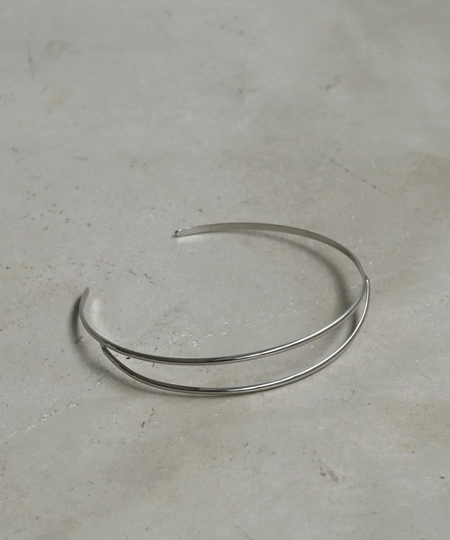 colleca la（コレカラ）の「アシンメトリーダブルライン メタルチョーカー/ネックカフ（チョーカー・レディース・ゴールド/シルバー・FREE）」の2枚目の写真