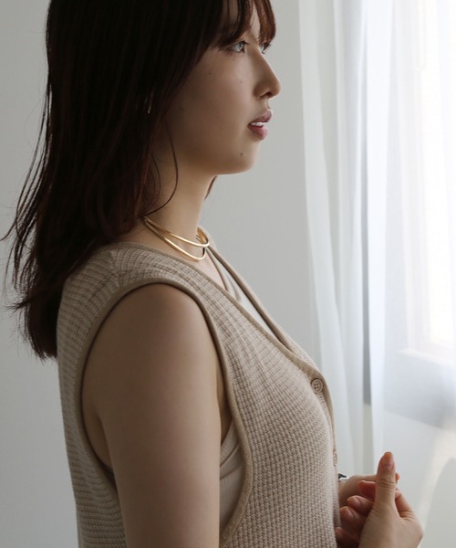 colleca la（コレカラ）の「アシンメトリーダブルライン メタルチョーカー/ネックカフ（チョーカー・レディース・ゴールド/シルバー・FREE）」の3枚目の写真