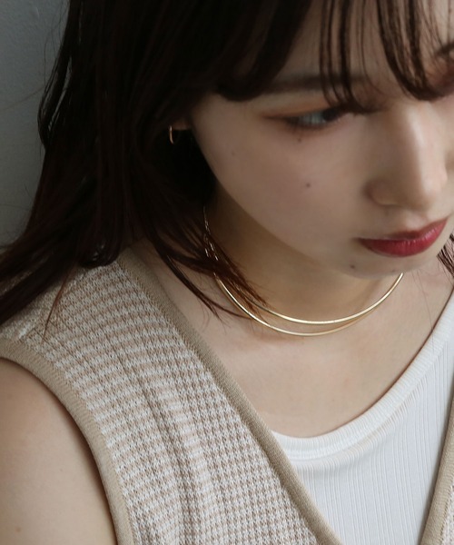 colleca la（コレカラ）の「アシンメトリーダブルライン メタルチョーカー/ネックカフ（チョーカー・レディース・ゴールド/シルバー・FREE）」の4枚目の写真