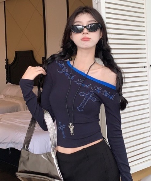 lilful（リルフル）の「ワンショルパイピング ショート丈 クロスモチーフラインストーンロンT（Tシャツ/カットソー・レディース・ブラウン/ネイビー・M/S）」の2枚目の写真