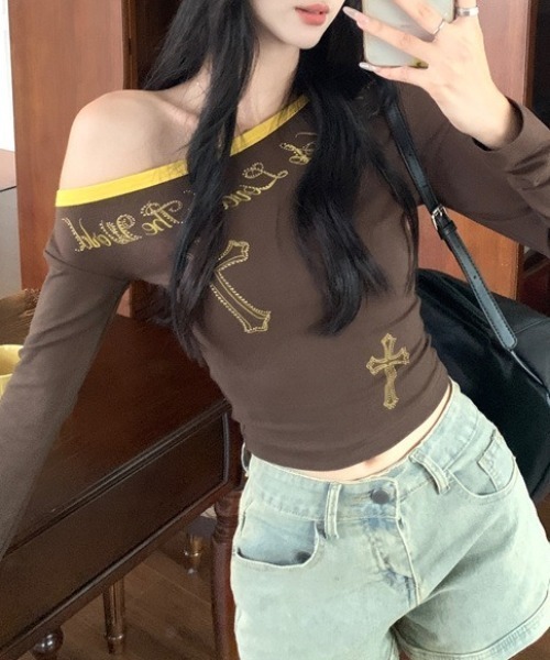 lilful（リルフル）の「ワンショルパイピング ショート丈 クロスモチーフラインストーンロンT（Tシャツ/カットソー・レディース・ブラウン/ネイビー・M/S）」の19枚目の写真
