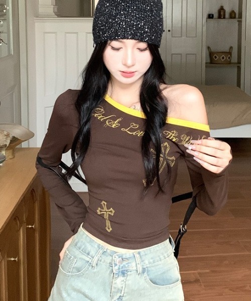 lilful（リルフル）の「ワンショルパイピング ショート丈 クロスモチーフラインストーンロンT（Tシャツ/カットソー・レディース・ブラウン/ネイビー・M/S）」の20枚目の写真