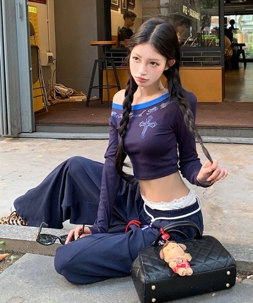 lilful（リルフル）の「ワンショルパイピング ショート丈 クロスモチーフラインストーンロンT（Tシャツ/カットソー・レディース・ブラウン/ネイビー・M/S）」の15枚目の写真
