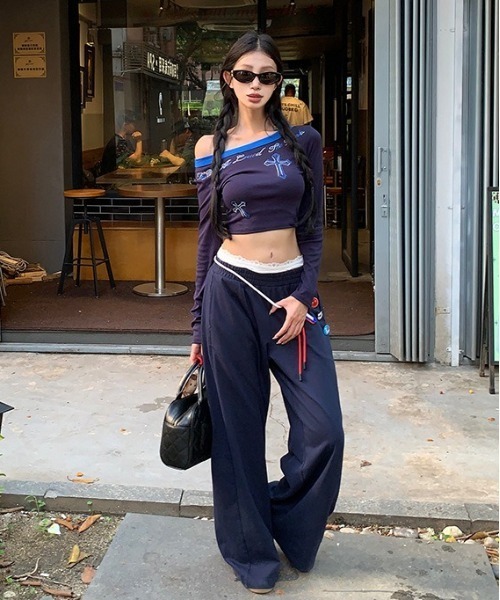 lilful（リルフル）の「ワンショルパイピング ショート丈 クロスモチーフラインストーンロンT（Tシャツ/カットソー・レディース・ブラウン/ネイビー・M/S）」の11枚目の写真