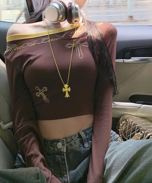 lilful（リルフル）の「ワンショルパイピング ショート丈 クロスモチーフラインストーンロンT（Tシャツ/カットソー・レディース・ブラウン/ネイビー・M/S）」の6枚目の写真