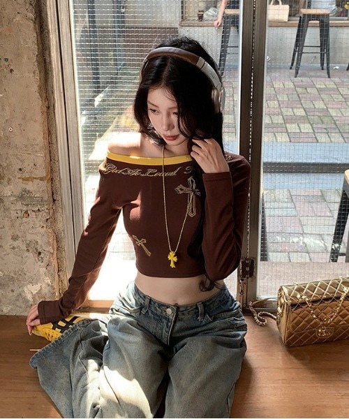 lilful（リルフル）の「ワンショルパイピング ショート丈 クロスモチーフラインストーンロンT（Tシャツ/カットソー・レディース・ブラウン/ネイビー・M/S）」の5枚目の写真