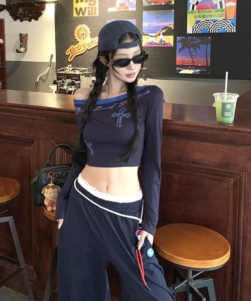 lilful（リルフル）の「ワンショルパイピング ショート丈 クロスモチーフラインストーンロンT（Tシャツ/カットソー・レディース・ブラウン/ネイビー・M/S）」の14枚目の写真