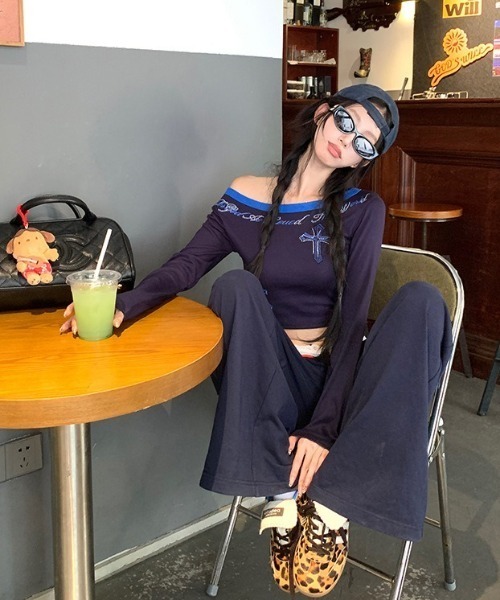 lilful（リルフル）の「ワンショルパイピング ショート丈 クロスモチーフラインストーンロンT（Tシャツ/カットソー・レディース・ブラウン/ネイビー・M/S）」の13枚目の写真
