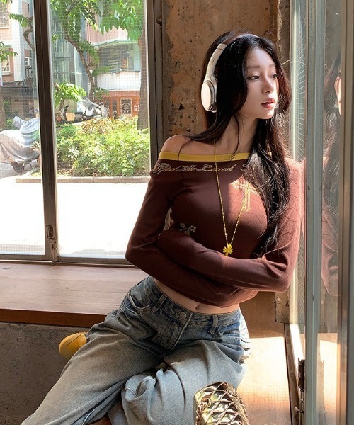 lilful（リルフル）の「ワンショルパイピング ショート丈 クロスモチーフラインストーンロンT（Tシャツ/カットソー・レディース・ブラウン/ネイビー・M/S）」の4枚目の写真