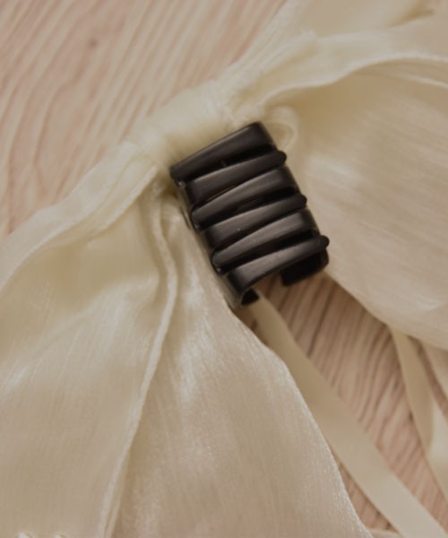 VIBGYOR Women（ヴィブジョー　ウィメン）の「【resonance】ビッグリボン パール バンスクリップ（バレッタ/ヘアクリップ・レディース・ホワイト/ブラック・FREE）」の5枚目の写真