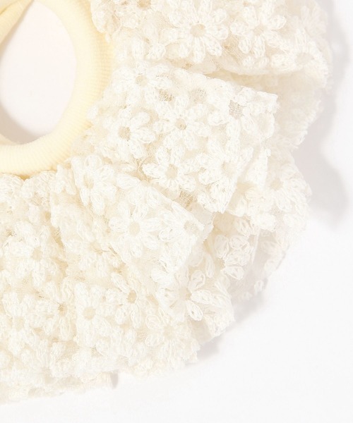 LOWRYS FARM（ローリーズファーム）の「フラワーレースシュシュ　587928（シュシュ・レディース・アイボリー/ブラック・FREE）」の4枚目の写真