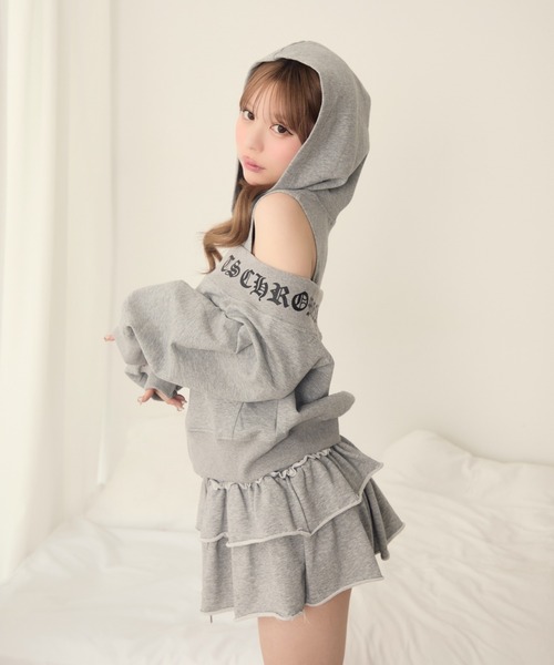 TITTY&CO.（ティティーアンドコー）の「ゴシックロゴジップパーカー（パーカー・レディース・グレー/ホワイト・FREE）」の2枚目の写真