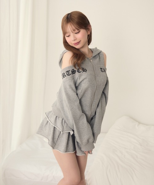 TITTY&CO.（ティティーアンドコー）の「ゴシックロゴジップパーカー（パーカー・レディース・グレー/ホワイト・FREE）」の7枚目の写真