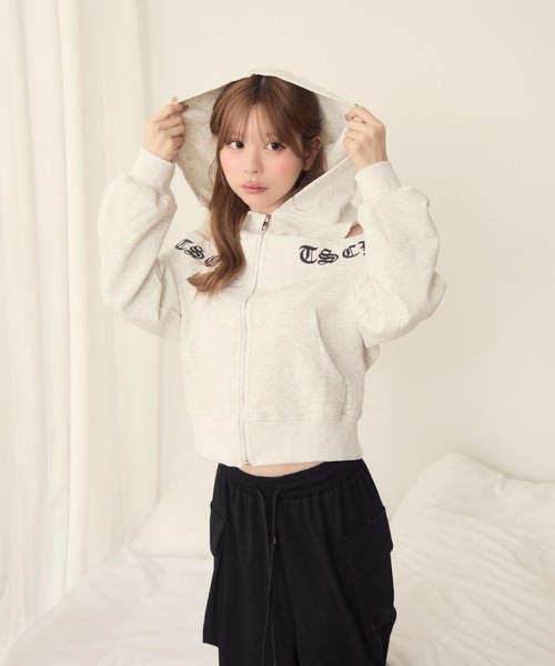 TITTY&CO.（ティティーアンドコー）の「ゴシックロゴジップパーカー（パーカー・レディース・グレー/ホワイト・FREE）」の12枚目の写真