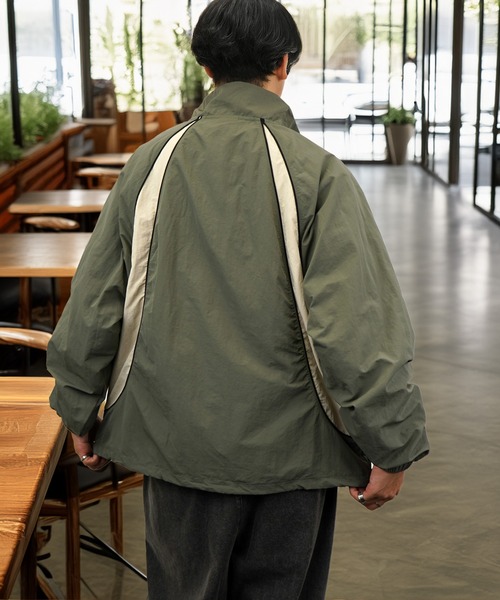 L'atelier(ラトリエ)の「ボリューム袖 タスランナイロン 短丈可 フルジップ トラックジャケット(ナイロンジャケット・メンズ・カーキ系1/アイボリー系1/グレー系1/ブラック系1/カーキ系2/ブラック系2/アイボリー系2/グレー系2・LL/L/M)」の18枚目の写真