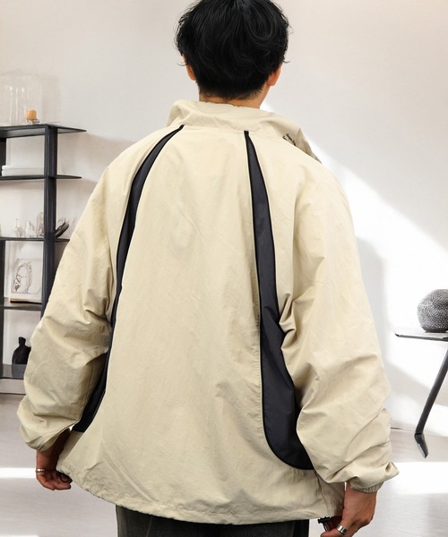 L'atelier(ラトリエ)の「ボリューム袖 タスランナイロン 短丈可 フルジップ トラックジャケット(ナイロンジャケット・メンズ・カーキ系1/アイボリー系1/グレー系1/ブラック系1/カーキ系2/ブラック系2/アイボリー系2/グレー系2・LL/L/M)」の21枚目の写真