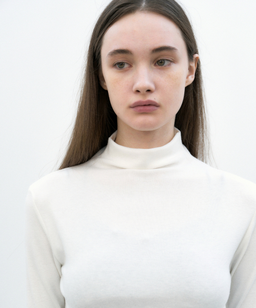 NICK&NICOLE（ニックアンドニコール）の「[ESSENTIAL] HIGH NECK SLIM TOP_IVORY（Tシャツ/カットソー・レディース・その他・FREE）」の2枚目の写真