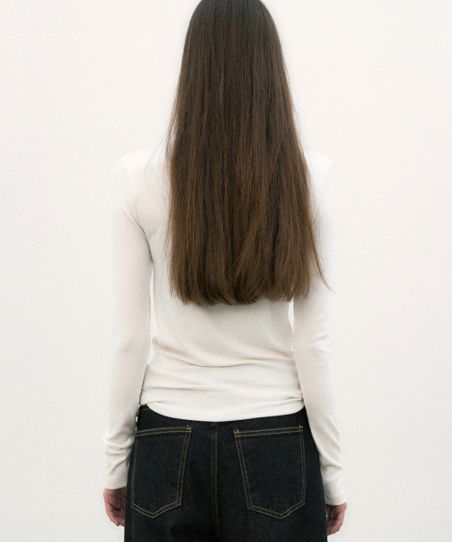 NICK&NICOLE（ニックアンドニコール）の「[ESSENTIAL] HIGH NECK SLIM TOP_IVORY（Tシャツ/カットソー・レディース・その他・FREE）」の3枚目の写真