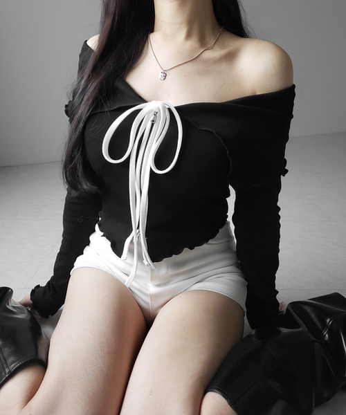 me+em select(ミームセレクト)の「【 2color 】バイカラーリボンオフショルショートトップス / bicolor ribbon off shoulder short tops ※※(Tシャツ/カットソー・レディース・ブラック/ホワイト・FREE)」の8枚目の写真