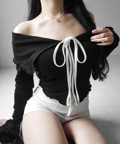 me+em select(ミームセレクト)の「【 2color 】バイカラーリボンオフショルショートトップス / bicolor ribbon off shoulder short tops ※※(Tシャツ/カットソー・レディース・ブラック/ホワイト・FREE)」の7枚目の写真