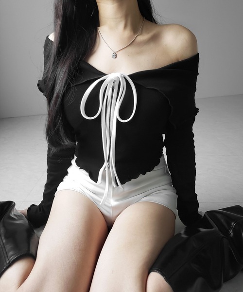 me+em select(ミームセレクト)の「【 2color 】バイカラーリボンオフショルショートトップス / bicolor ribbon off shoulder short tops ※※(Tシャツ/カットソー・レディース・ブラック/ホワイト・FREE)」の6枚目の写真