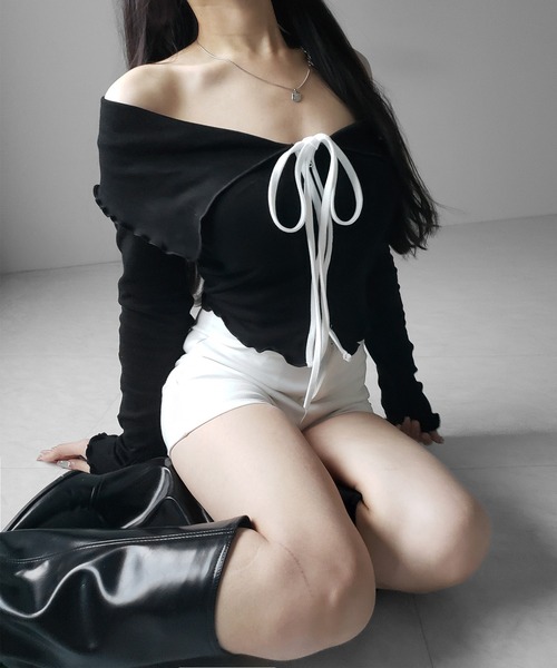 me+em select(ミームセレクト)の「【 2color 】バイカラーリボンオフショルショートトップス / bicolor ribbon off shoulder short tops ※※(Tシャツ/カットソー・レディース・ブラック/ホワイト・FREE)」の5枚目の写真