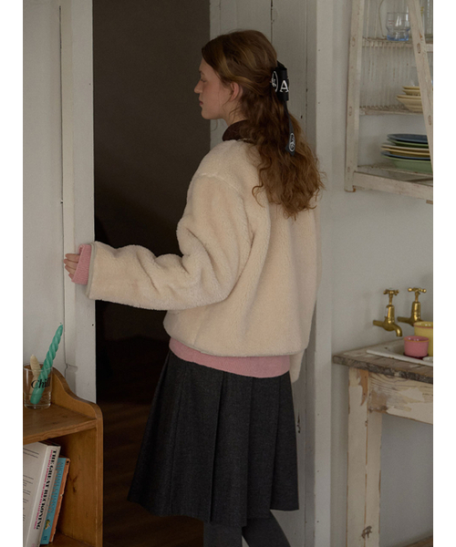 ANOETIC(アノエティック)の「COZY FAKE FUR JACKET_IVORY(ムートンコート・レディース・アイボリー・FREE)」の4枚目の写真