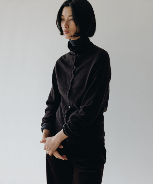 BLANKROOM HER(ブランクルームウーマン)の「ハイネックボタンカーディガン_DEEP CACAO(カーディガン/ボレロ・レディース・その他・ONE)」の1枚目の写真
