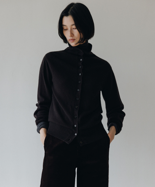 BLANKROOM HER(ブランクルームウーマン)の「ハイネックボタンカーディガン_DEEP CACAO(カーディガン/ボレロ・レディース・その他・ONE)」の2枚目の写真