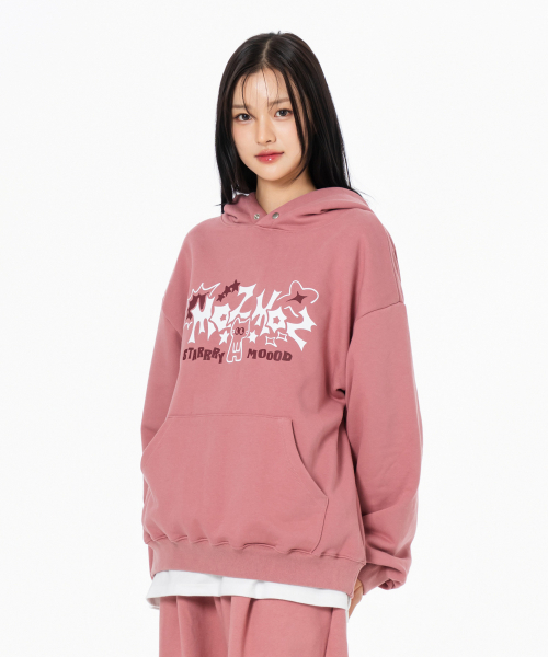 MOZMOZ(モズモズ)の「ステリームードグラフィックオーバーサイズフードピンク(パーカー・レディース・その他・M/XL/XXL)」の3枚目の写真