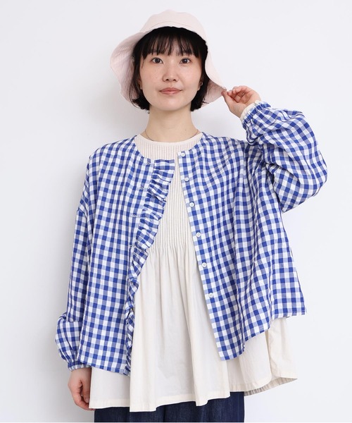 l'atelier du savon(アトリエドサボン)の「アセテートギンガム 前立てフリルブラウス(シャツ/ブラウス・レディース・ブルー/ブラック・FREE)」の1枚目の写真