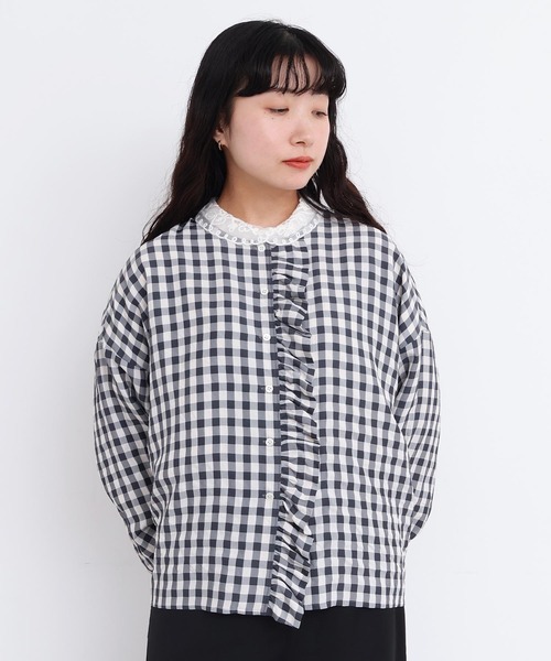 l'atelier du savon(アトリエドサボン)の「アセテートギンガム 前立てフリルブラウス(シャツ/ブラウス・レディース・ブルー/ブラック・FREE)」の2枚目の写真