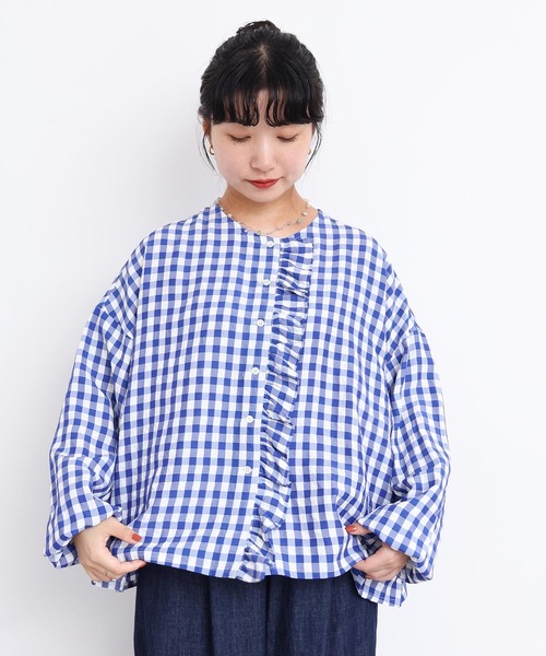 l'atelier du savon(アトリエドサボン)の「アセテートギンガム 前立てフリルブラウス(シャツ/ブラウス・レディース・ブルー/ブラック・FREE)」の3枚目の写真