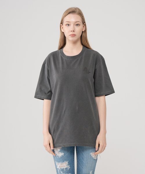 ICONOGRAPHY(アイコノグラフィー)の「PIGMENT SILICONE VOLUME PRINT WHERE ARTIST BK(Tシャツ/カットソー・レディース・ブラック・MEDIUM)」の1枚目の写真