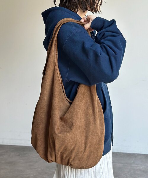 CPCM(シーピーシーエム)の「フェイクスエードワンハンドルショルダーバッグ(トートバッグ・メンズ・キャメル/ベージュ/ブラック・FREE)」の3枚目の写真